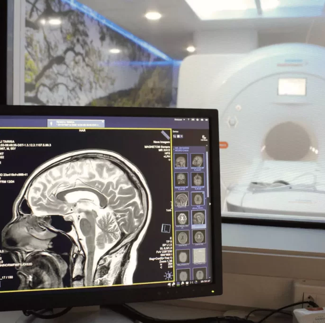 Sala de ressonância magnética com equipamento em operação